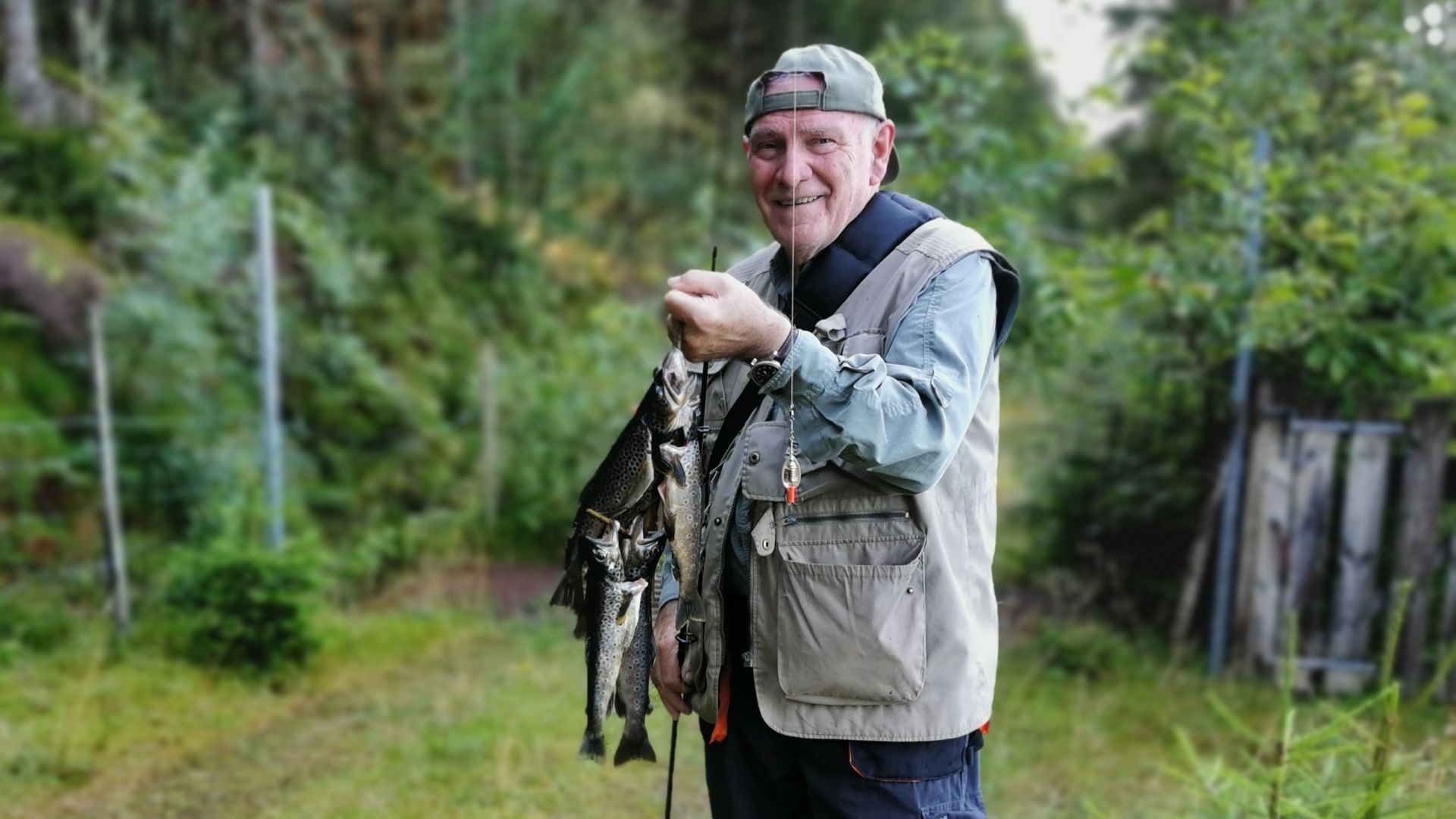 Ein erfolgreicher Angeltag in Norwegens Bergen: Der Angler präsentiert mehrere Bachforellen, gefangen beim Angeln mit Spinner auf Forelle und Saibling
