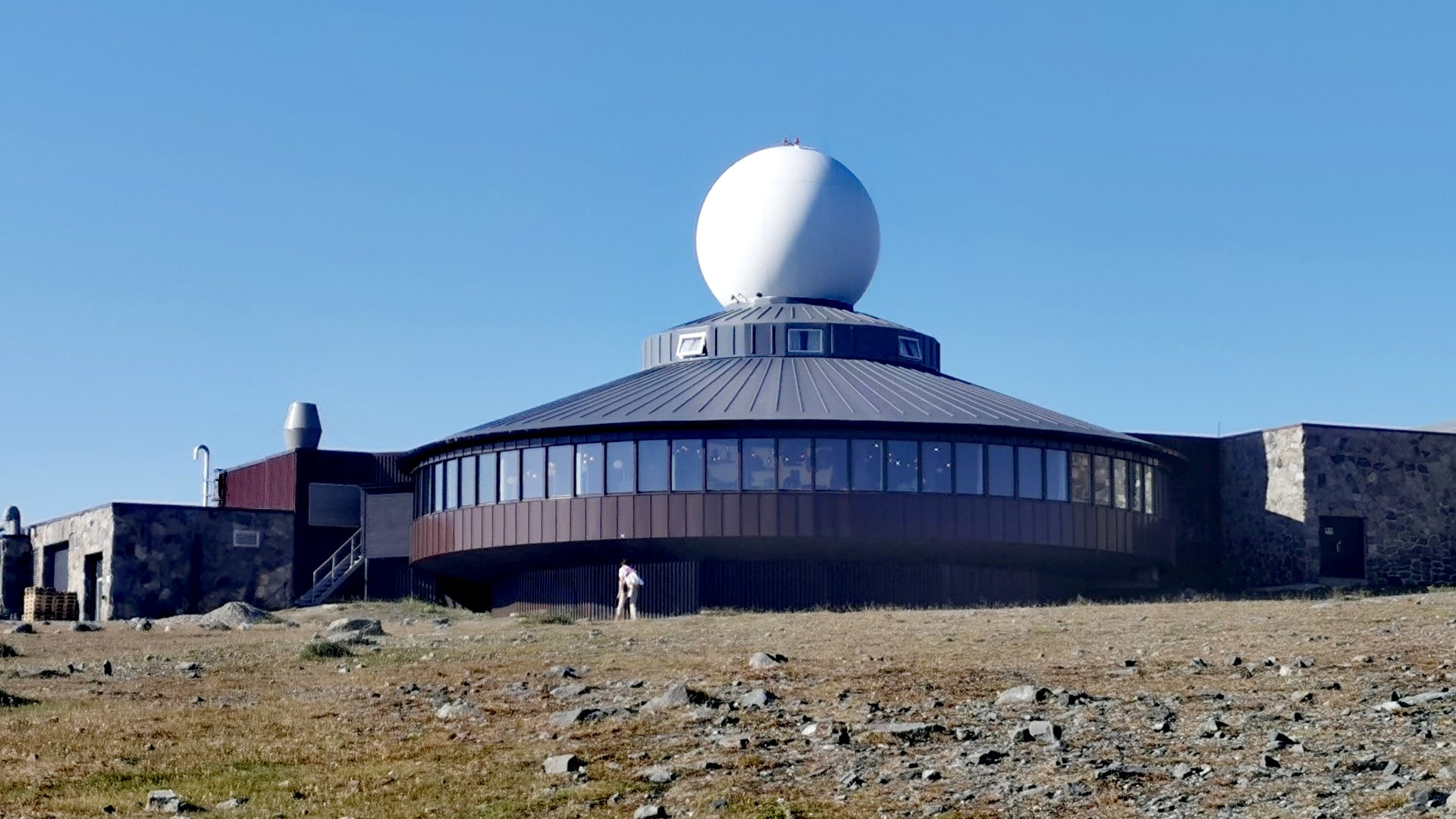 Die Nordkaphalle bei Sonnenschein – Startpunkt für Erkundungen rund um das Nordkap