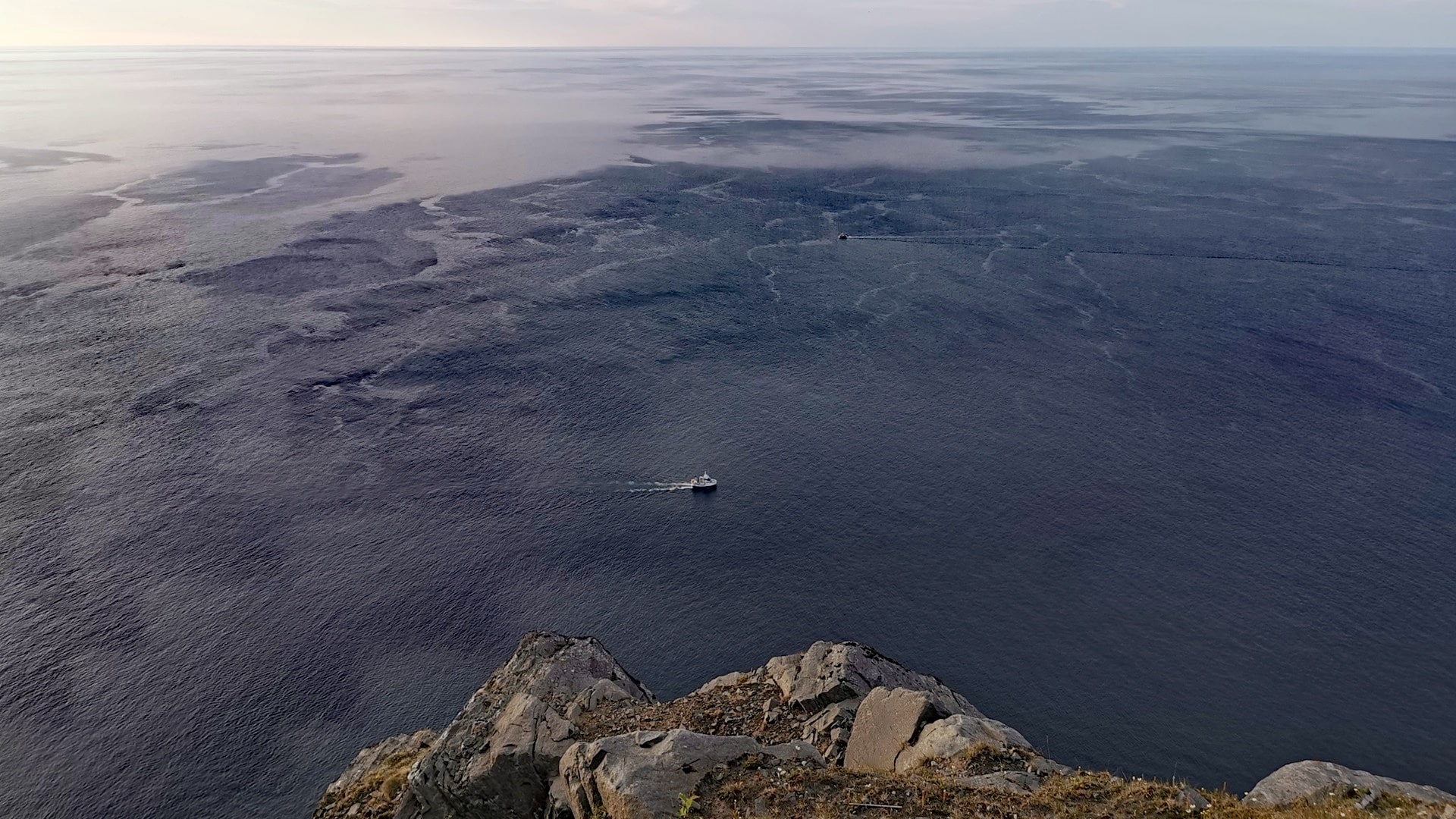 Weitblick von der Kings View auf den endlosen Ozean – Himmel und Meer verschmelzen am Horizont