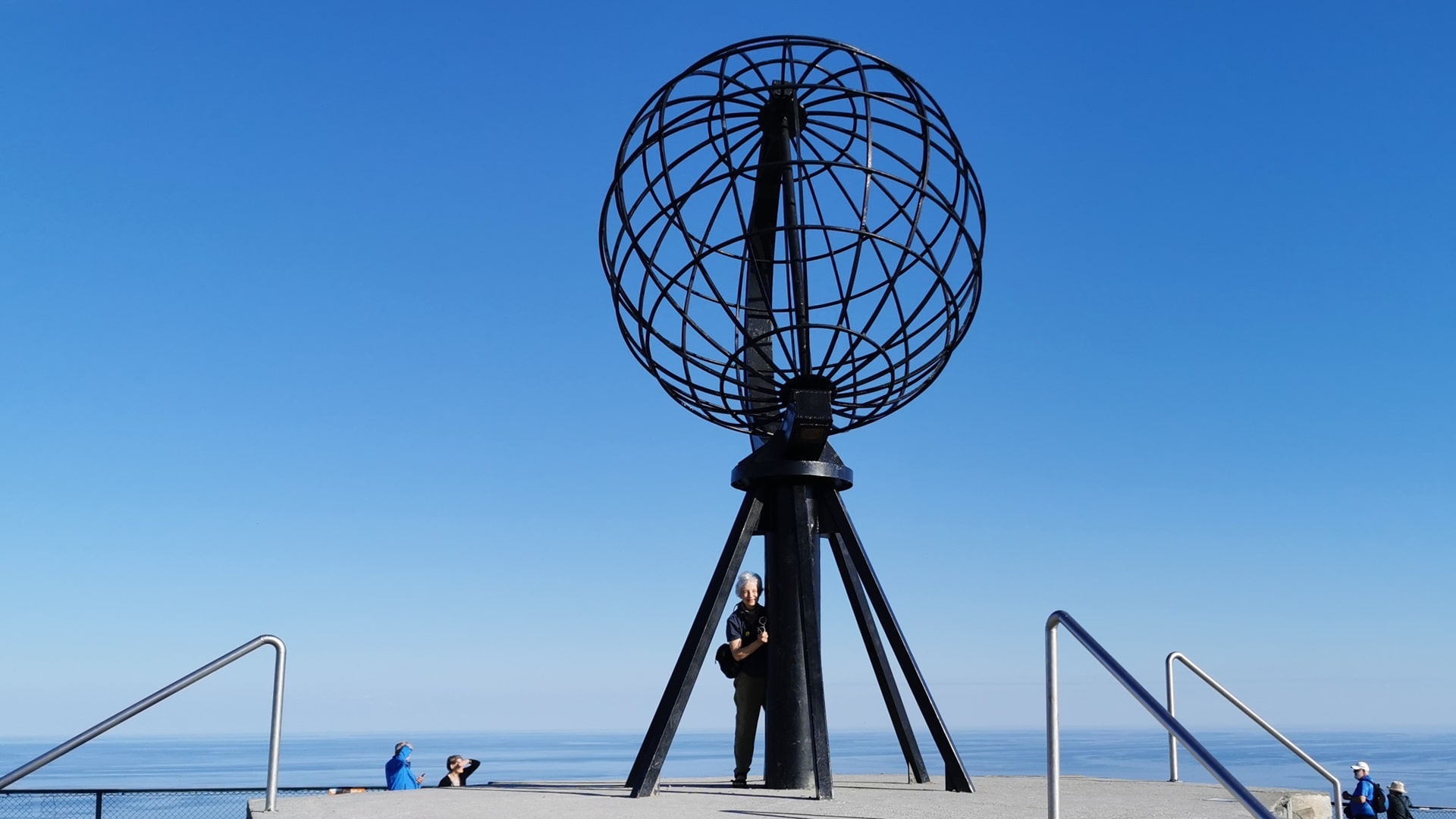 Der berühmte Nordkap-Globus vor makellosem, tiefblauem Himmel