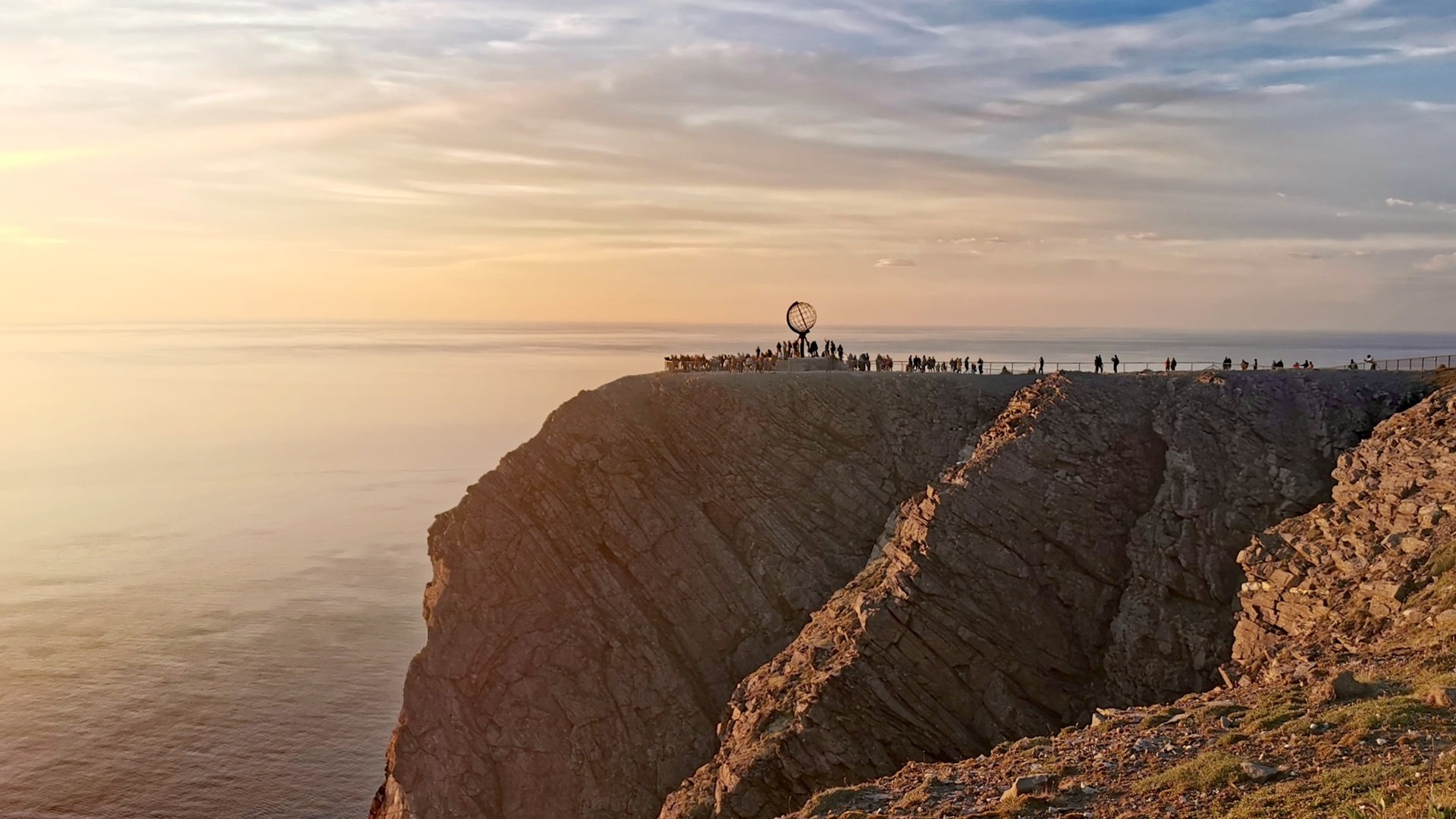 Der markante Nordkap-Felsen mit dem Globus bei strahlendem Wetter zur Zeit der Mitternachtssonne