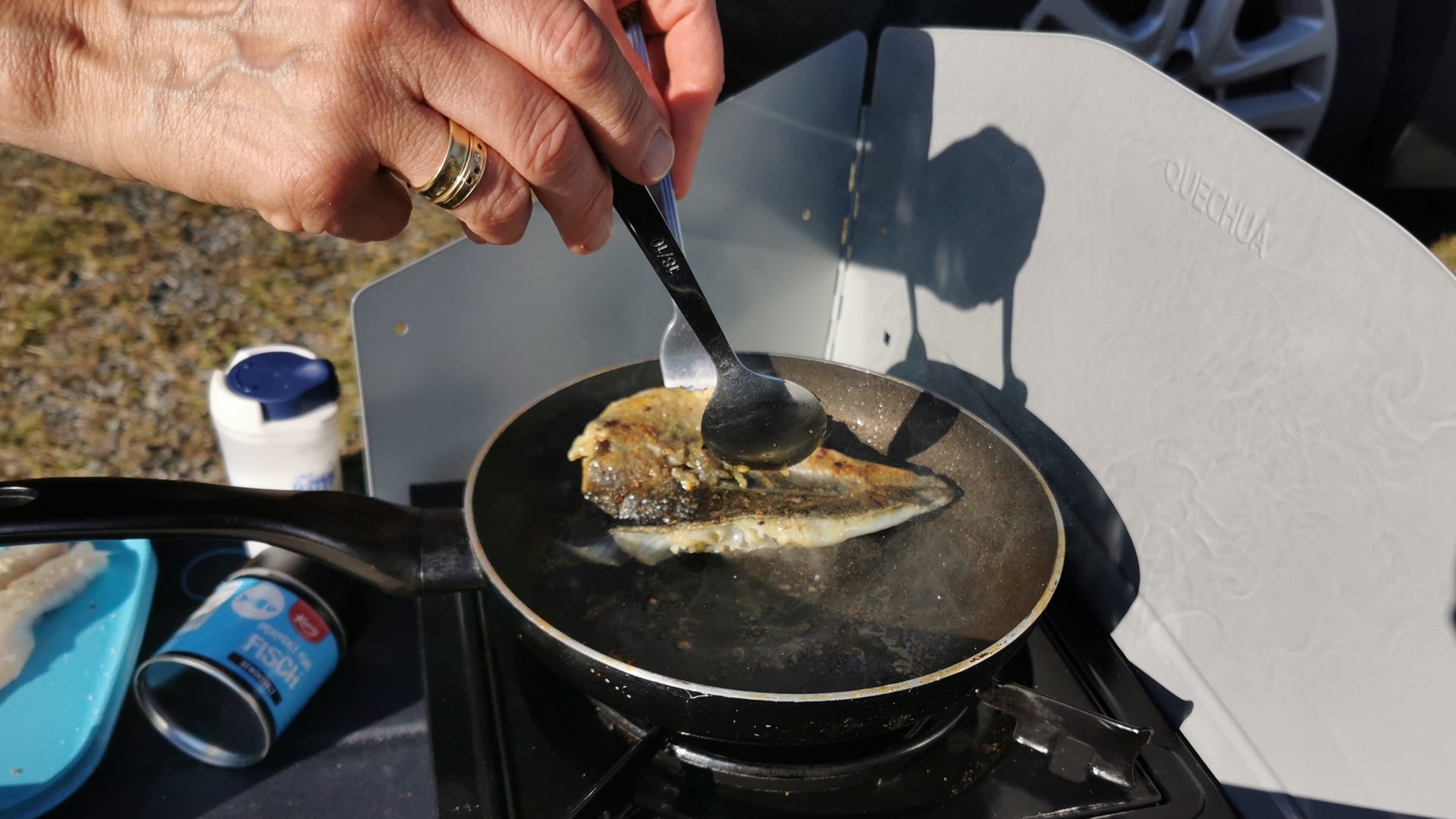 Frisch gefangene Köhlerfilets brutzeln in einer Pfanne – ein perfekter Moment für Catch & Cook beim Angeln am Kvalsund