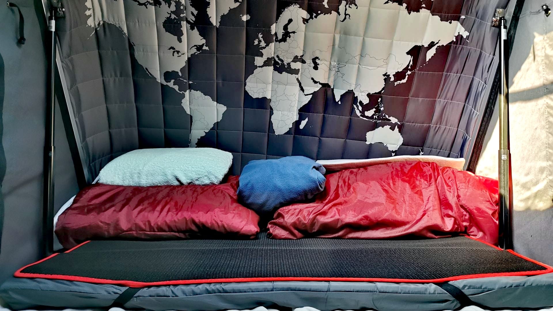 Im iKamper Skycamp 3.0 Mini liegen Schlafsäcke und Kissen so bereit, dass das Dachzelt problemlos geschlossen werden kann