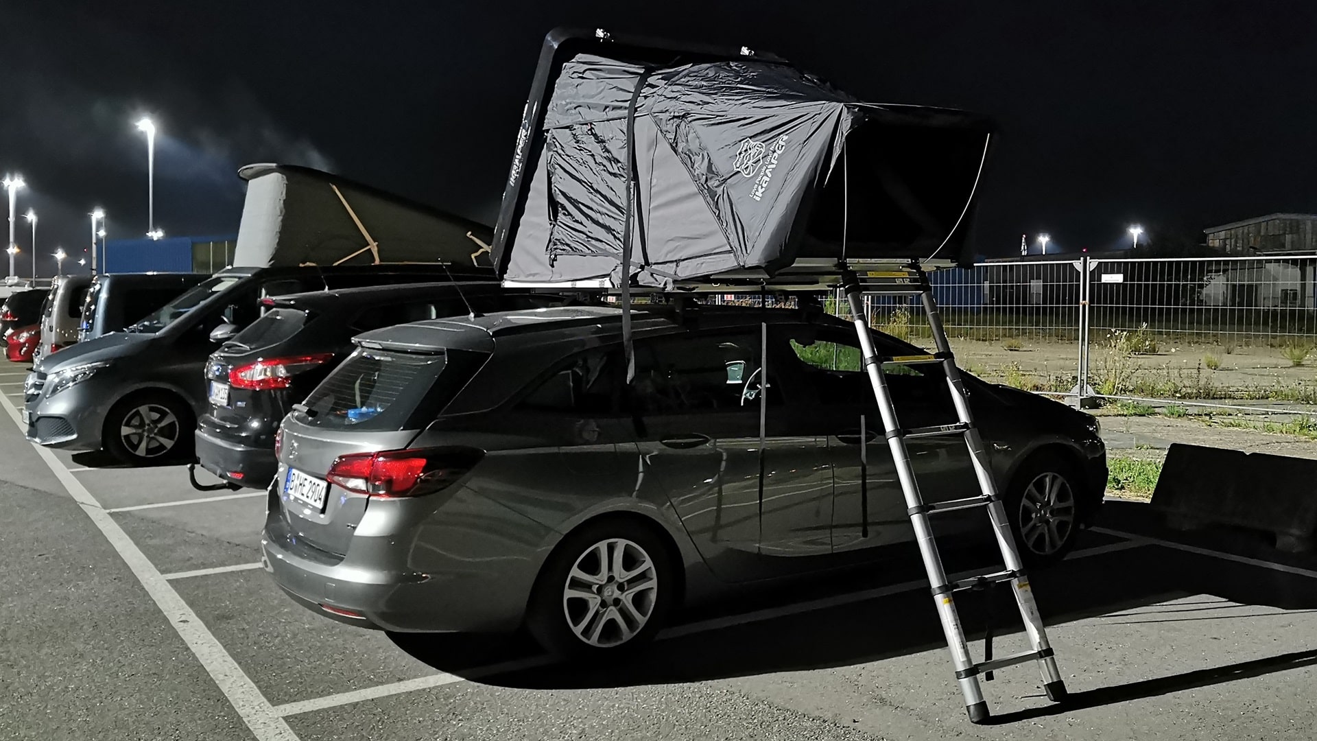 Aufgeklapptes Dachzelt am Parkplatz P2 im Fährhafen von Rostock kurz vor der Überfahrt