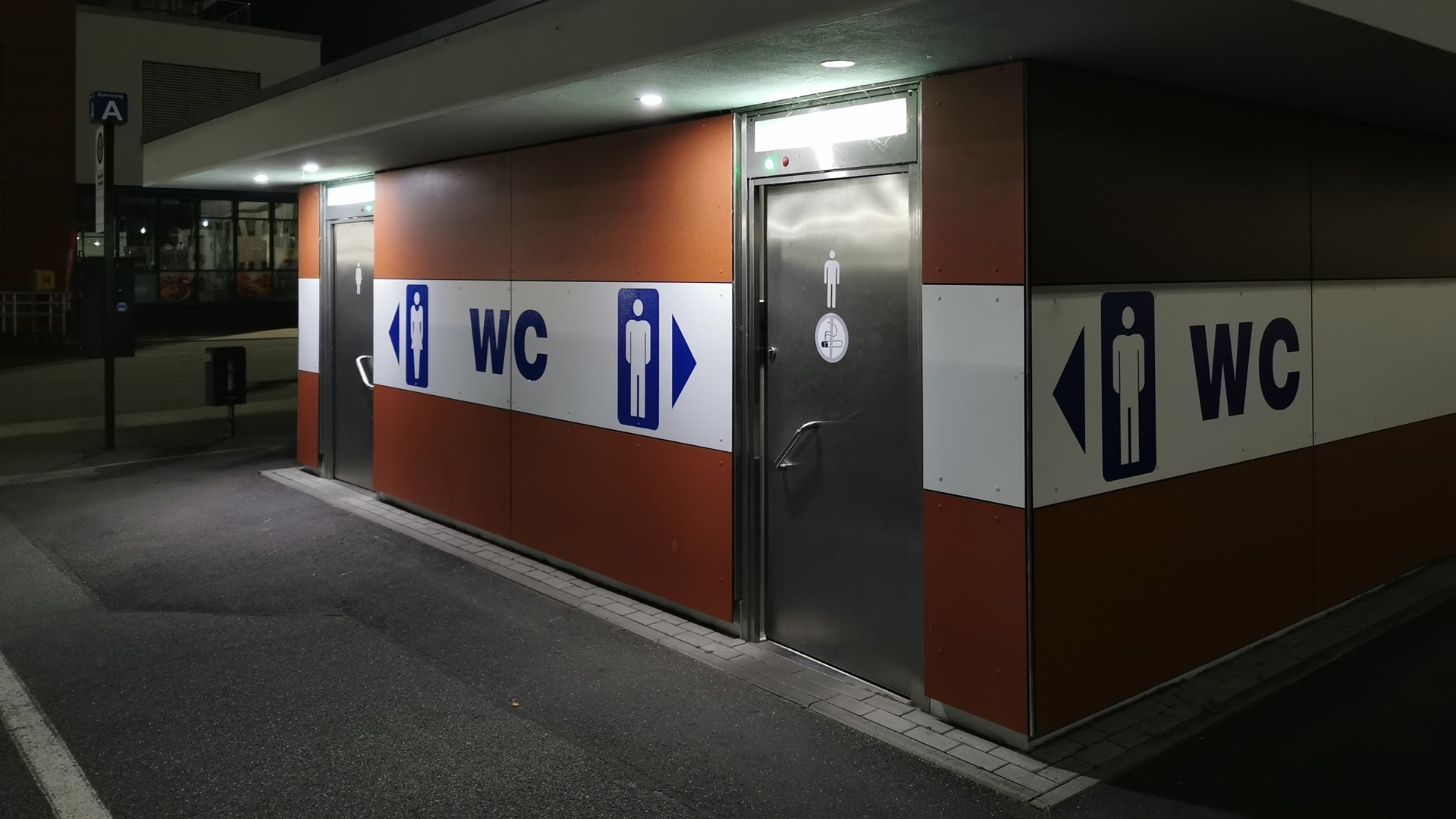 Einfaches Toilettenhaus am Parkplatz des Rostocker Fährhafens – zweckmäßig, aber sauber