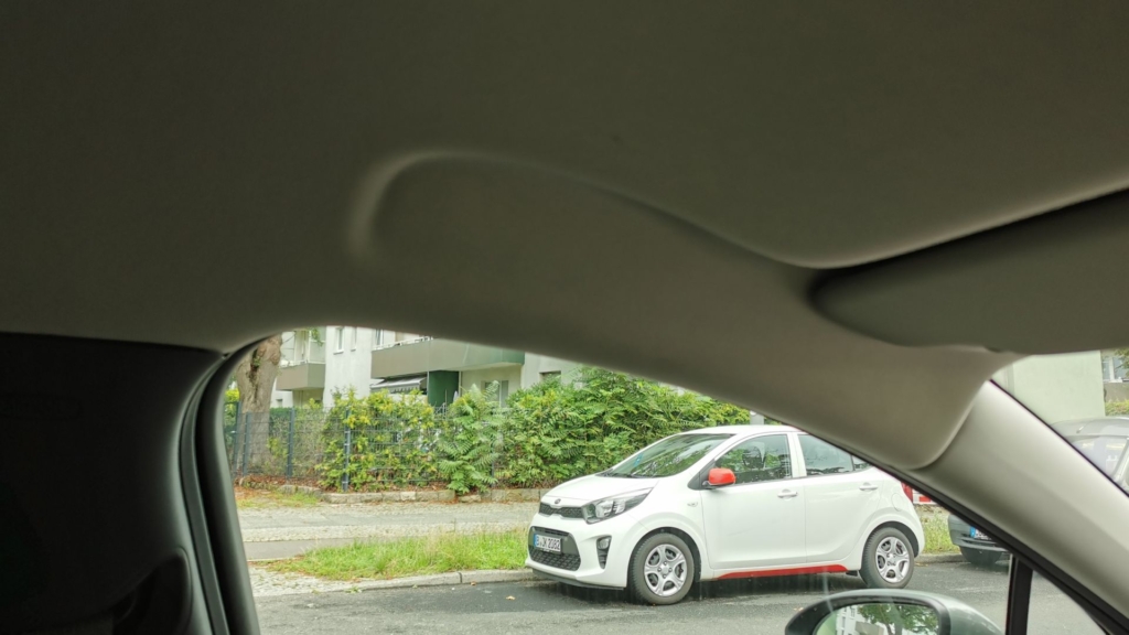 Innenansicht einer Autotür auf der Fahrerseite – oberhalb fehlt der übliche Angstgriff.