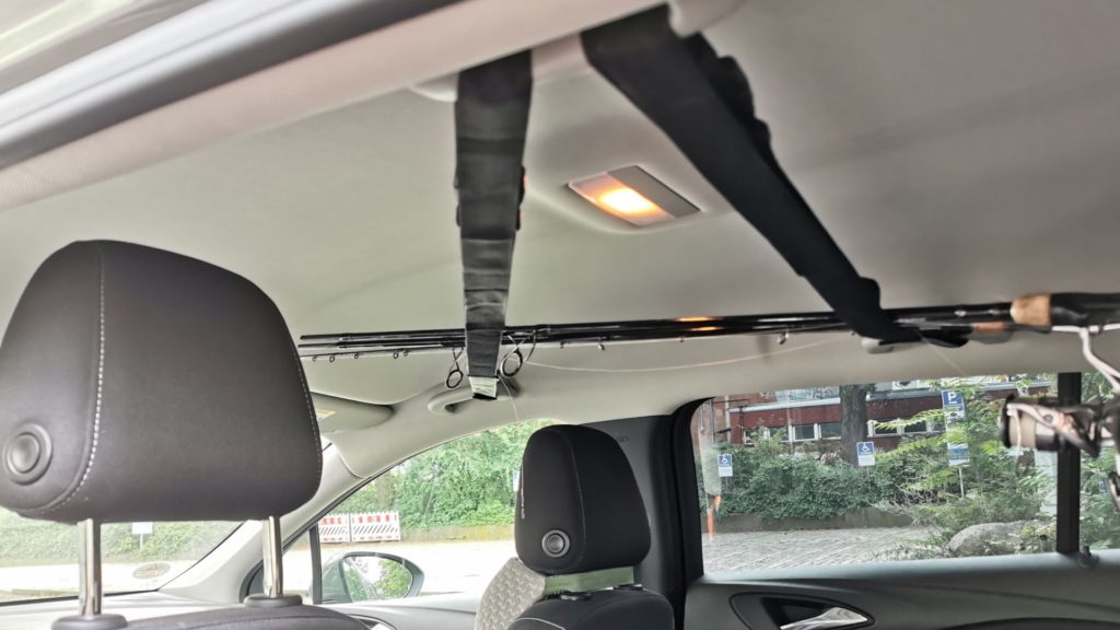 Testweise montiertes Rutentransportsystem: Ein Spanngurt hinten zwischen zwei Angstgriffen, ein zweiter diagonal durch den Innenraum gespannt.