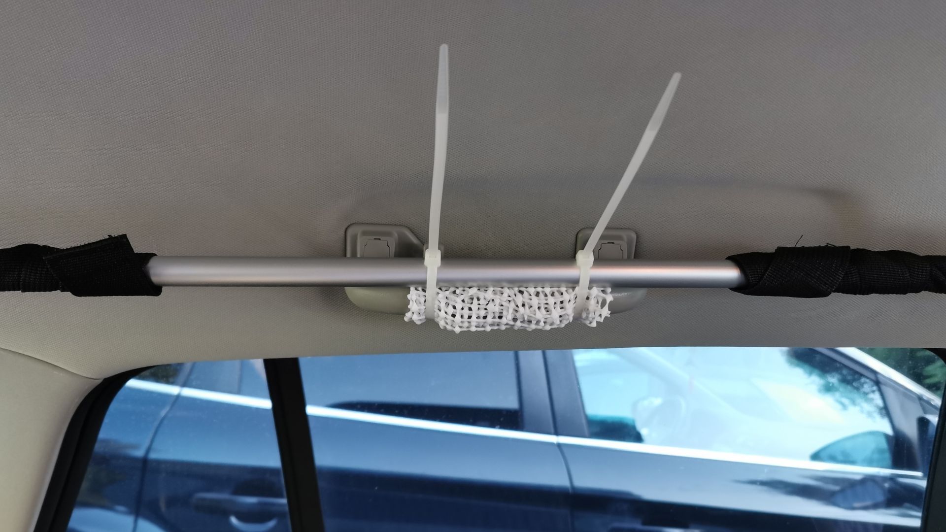 Ein mit Antirutschmatte umwickelter Angstgriff, an dem ein Alurohr stabil mit zwei Kabelbindern befestigt wurde.