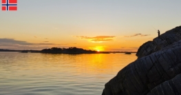 Sonnenuntergang über dem Meer auf Askøy mit Angler-Silhouette – stimmungsvolles Finale einer Angeln mit Dachzelt-Tour bei Bergen