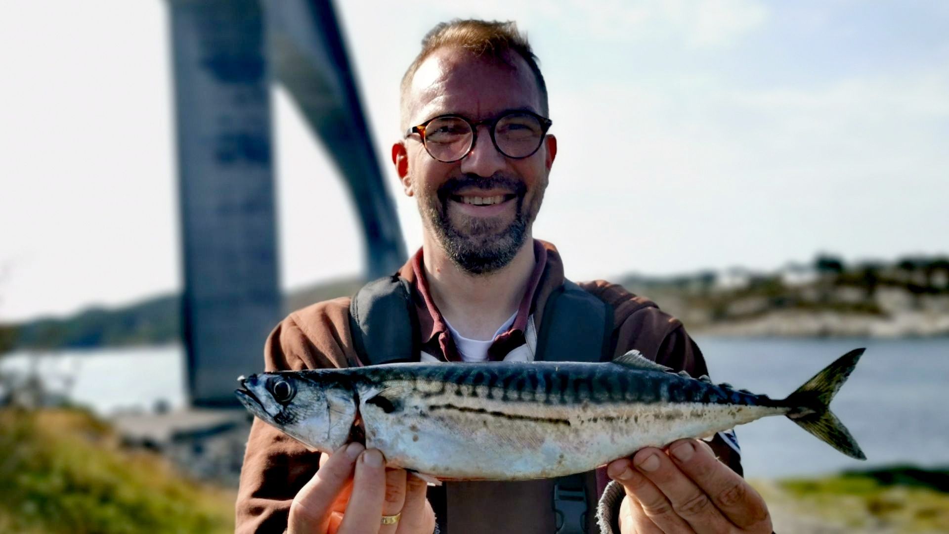 Stolzer Angler hält eine 40 cm lange, fette Spätsommer-Makrele in die Kamera – frischer Fang beim Angeln am Rongesundet auf Sotra bei Bergen