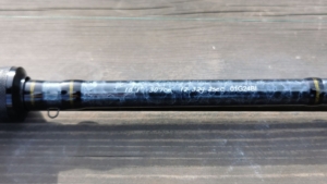 Detailaufnahme des Blanks der Savage Gear Parabellum CCS 10'1 Test-Rute mit WG-Angabe und Länge neben dem Schriftzug „Parabellum“ unter Klarlack