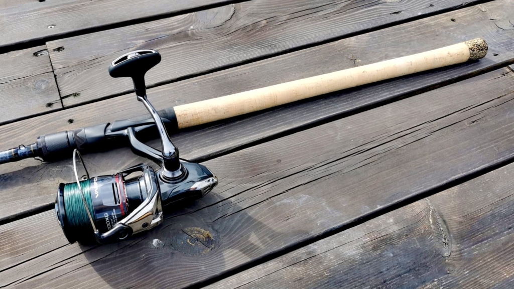 Eleganter Naturkorkgriff der Savage Gear Parabellum CCS 10'1 Test-Rute mit Shimano Vanford 4000 FA auf Holzplanken eines Bootssteges.