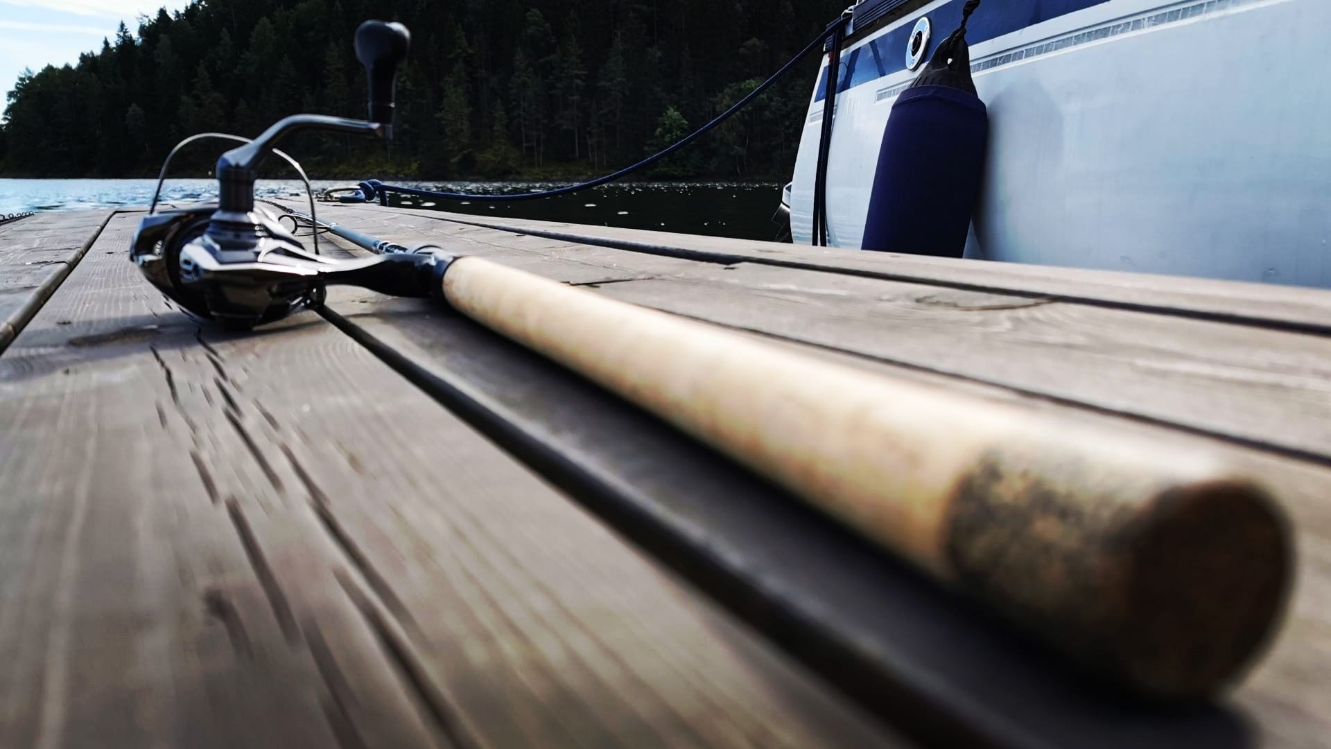 Eleganter Naturkorkgriff der Savage Gear Parabellum CCS 10'1 Test-Rute liegt auf Holzplanken eines Bootssteges.