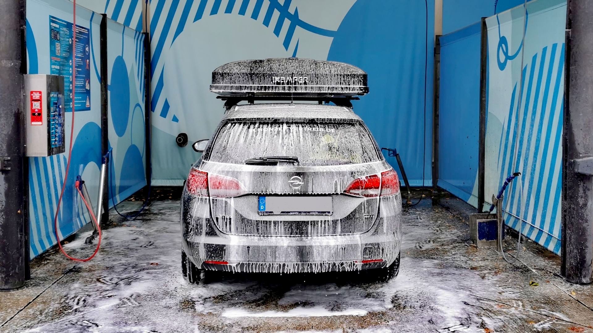 Auto mit Dachzelt wird eingeschäumt in einer Waschbox gründlich gereinigt – Vorbereitung für die Tour zum Angeln mit Dachzelt nach Bergen