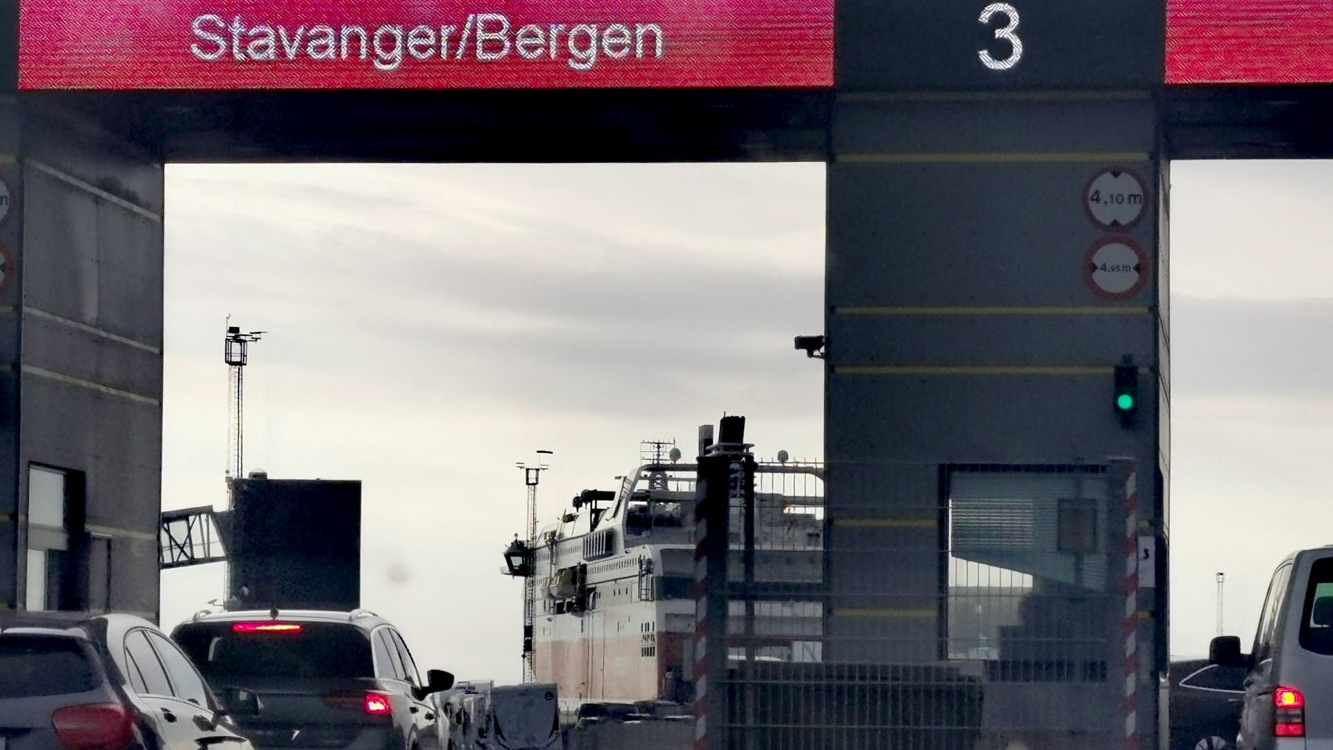 Check-in am Fjordline-Fähranleger in Hirtshals zur Überfahrt nach Bergen, wo die Angeln mit Dachzelt Tour starten wird - im Hintergrund die Fähre kurz vor der Abfahrt