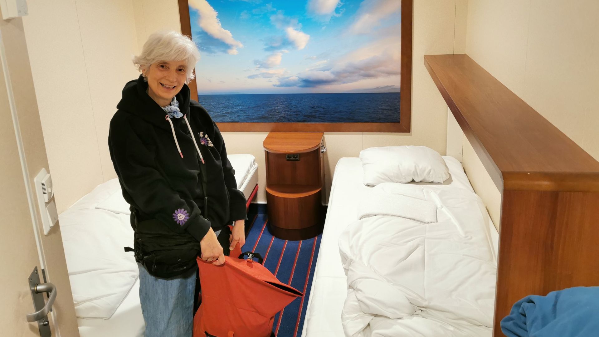 Zufriedene Reisende in der Kajüte der Fähre nach Bergen – Auftakt einer Reise zum Angeln mit Dachzelt