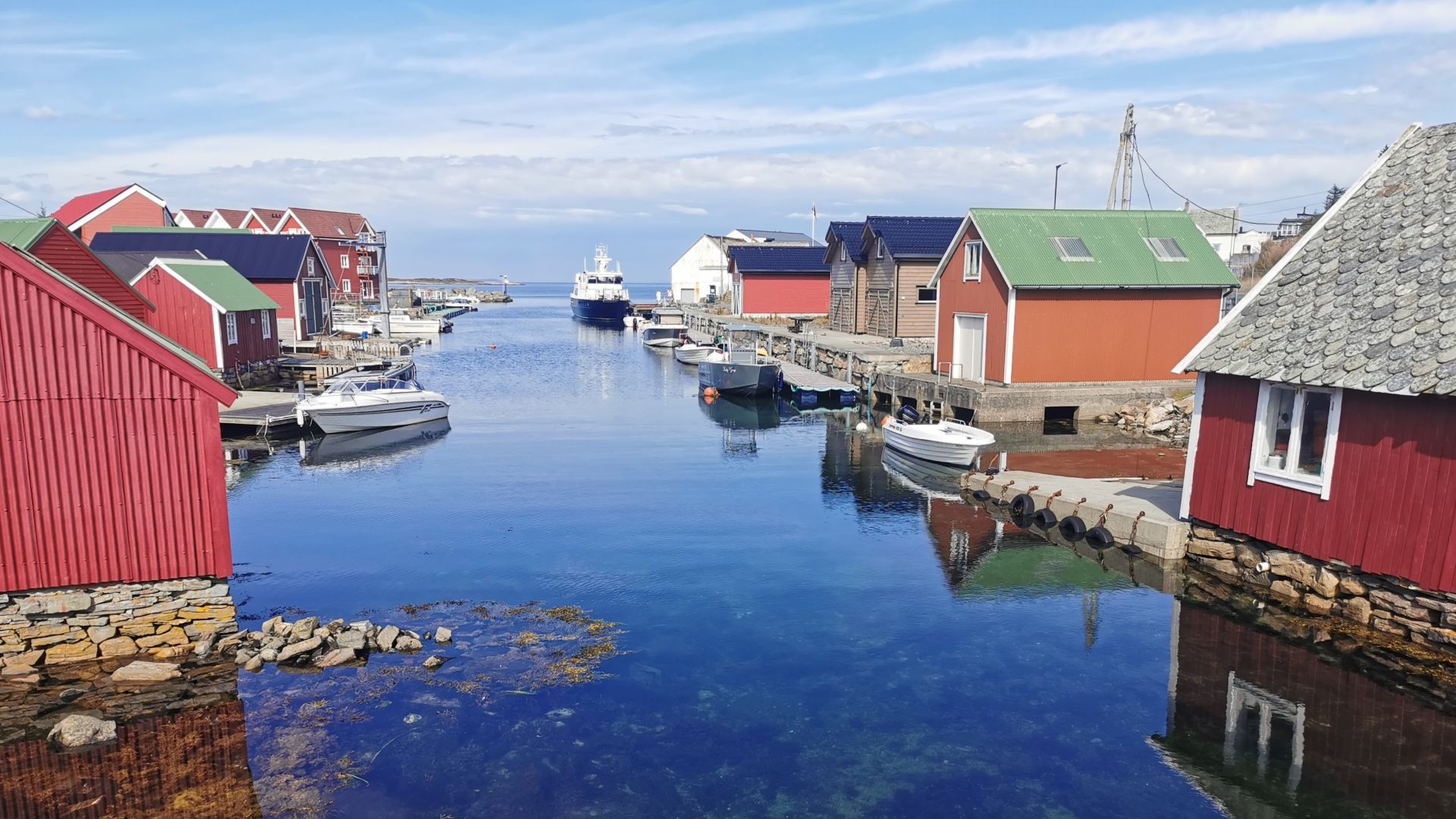 Malerische norwegische Holzhäuser an einem Kanal auf Sotra – ein idyllisches Ziel, das sich perfekt mit Angeln und Dachzelt bei Bergen verbinden lässt