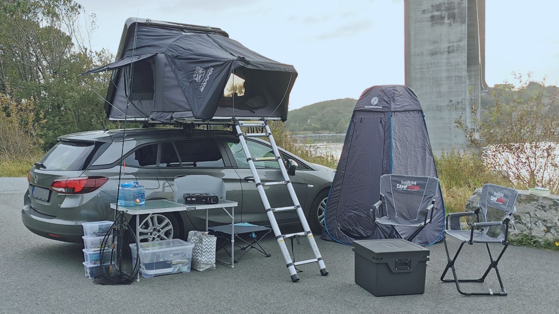 Komplett aufgebautes Dachzeltlager mit Angelutensilien direkt an der Brücke über den Rongesundet – idealer Ausgangspunkt fürs Angeln bei Bergen