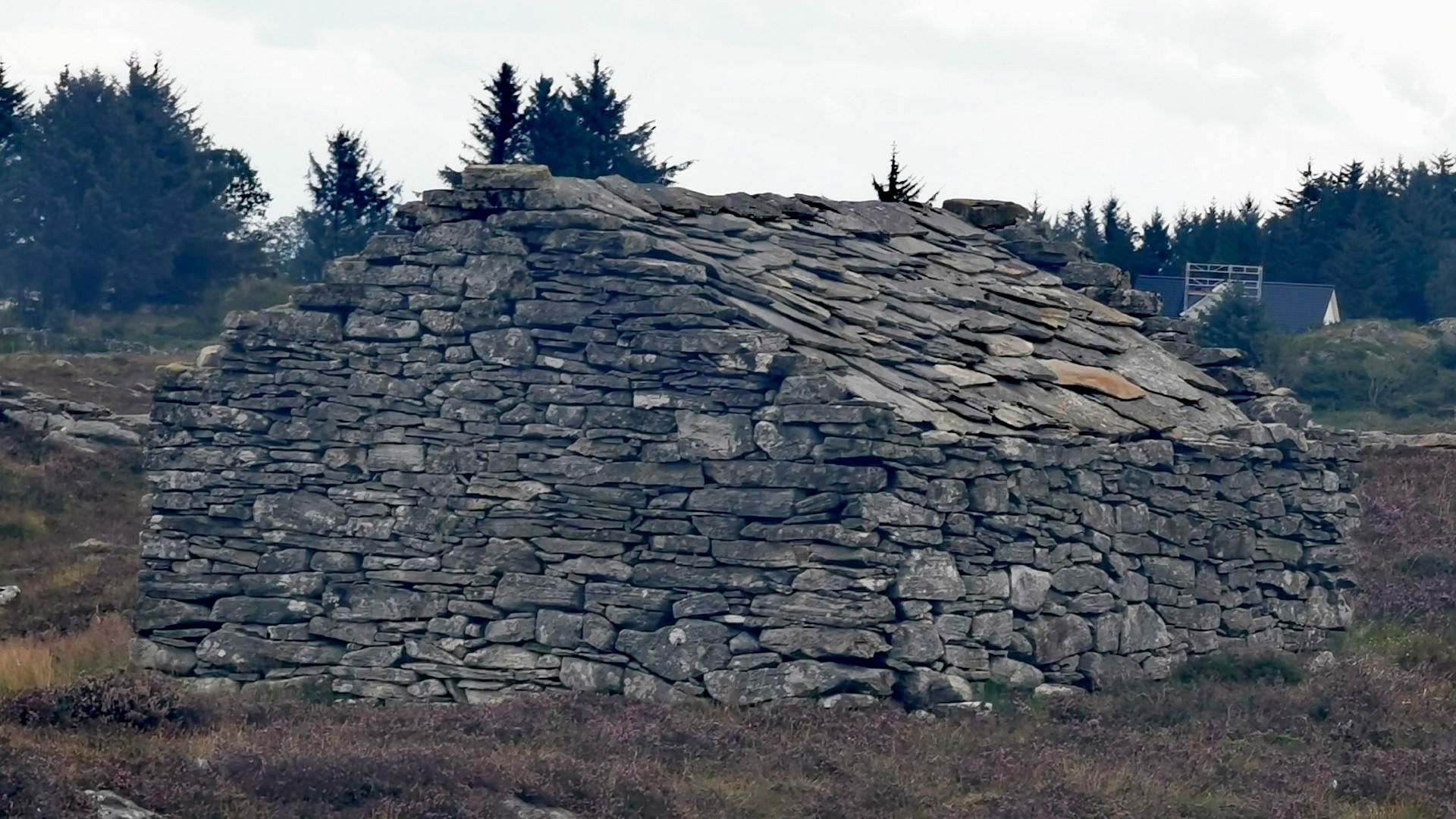 Steinbu mit Giebeldach aus Steinplatten – kulturhistorischer Fund während einer Reise mit Dachzelt und Angeln nahe Bergen