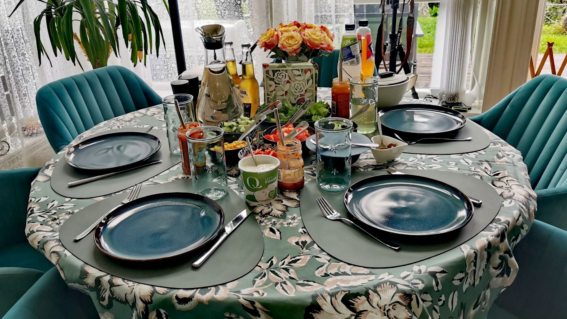 Fertig gedeckter Tisch für das Abendbrot auf Askøy – kulinarischer Teil einer Reise zwischen Angeln und Dachzelt bei Bergen