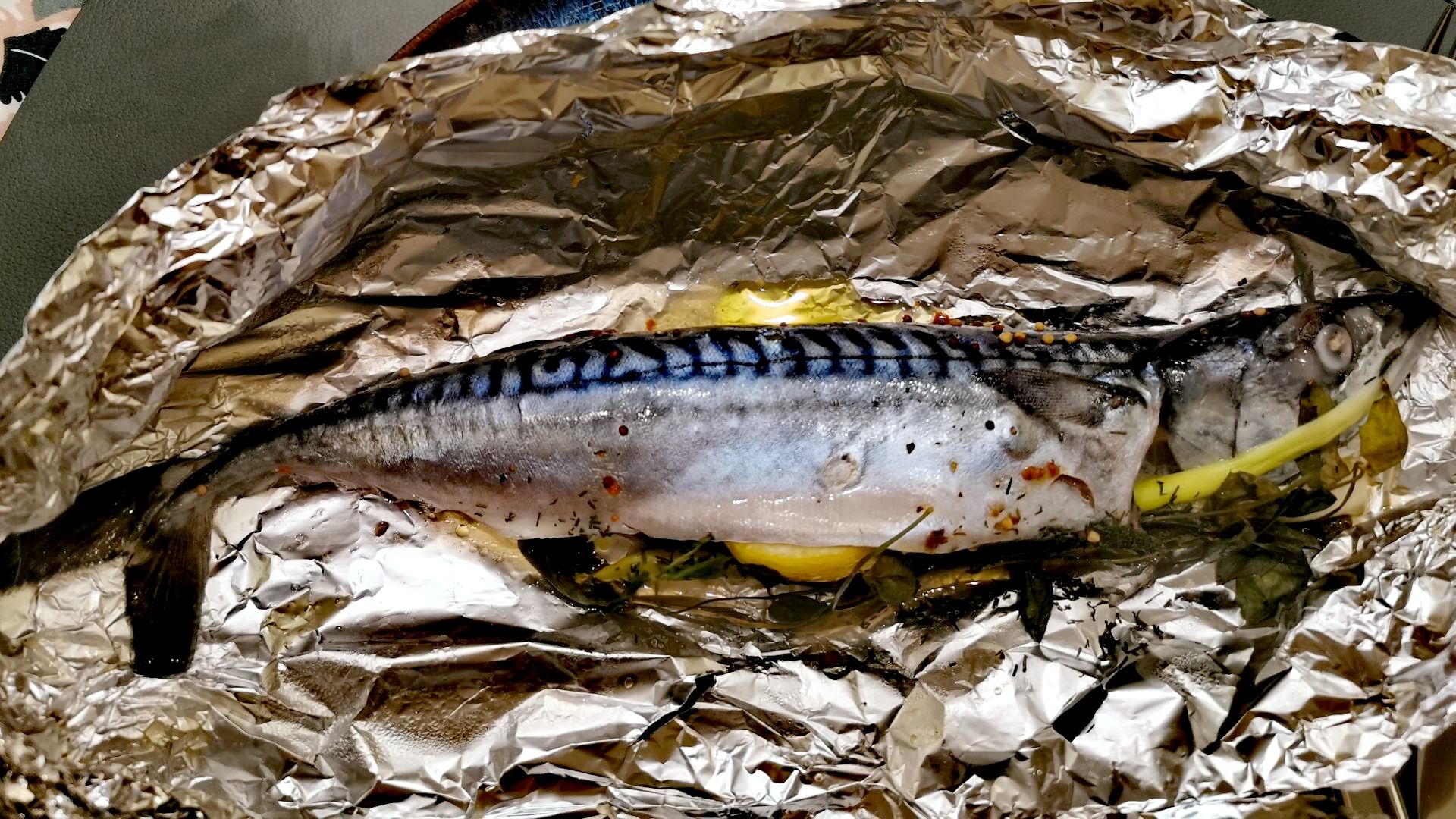 Fertig gegarte Folienmakrele mit Kräutern, Zitrone und Frühlingszwiebeln – kulinarisches Highlight eines Angeln-Dachzelt-Abenteuers bei Bergen
