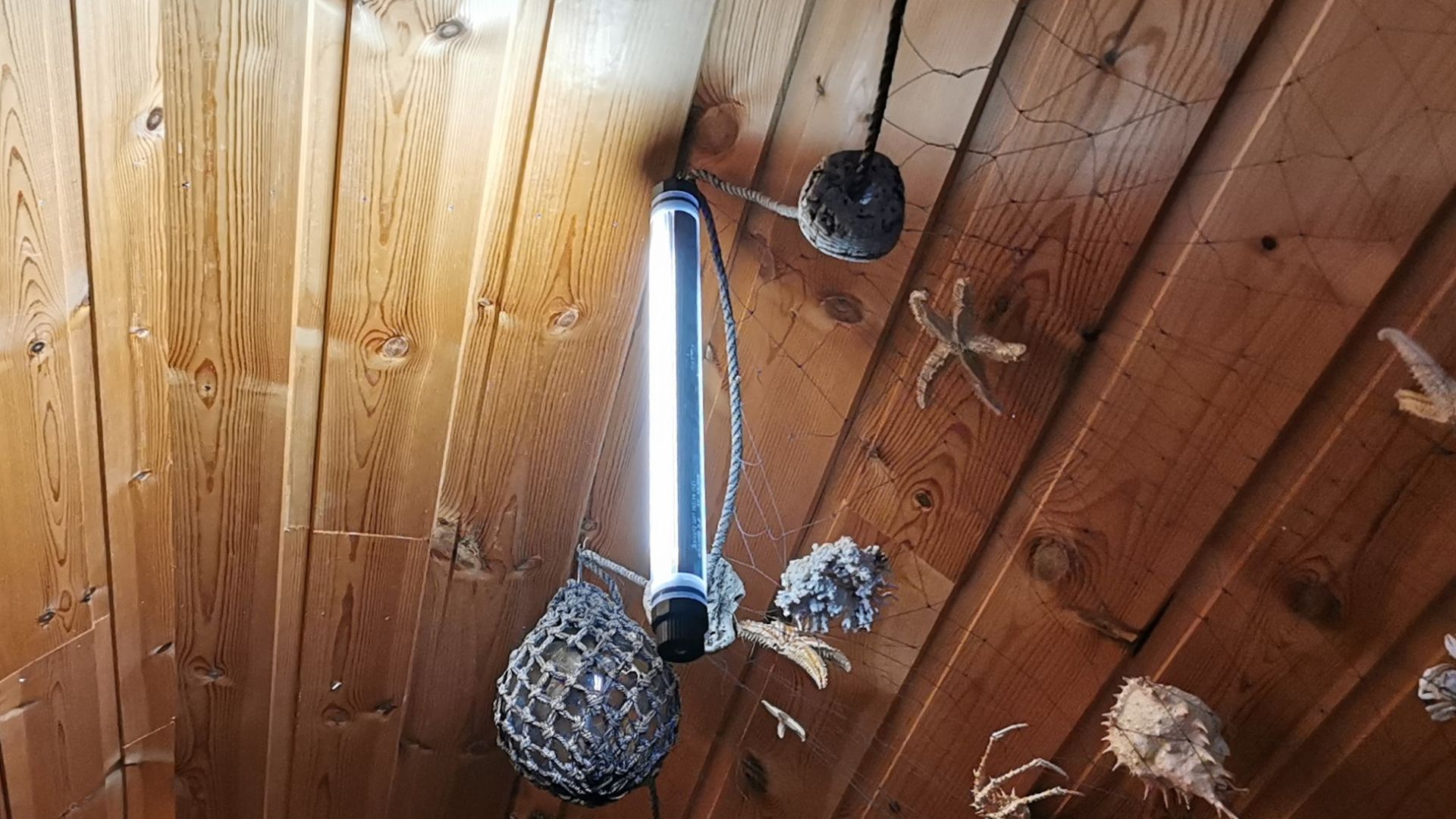 Befestigte Campwerk LED-Leuchte erhellt die einfache Fischerhütte auf Skjernøya und sorgt für Licht beim Aufenthalt.