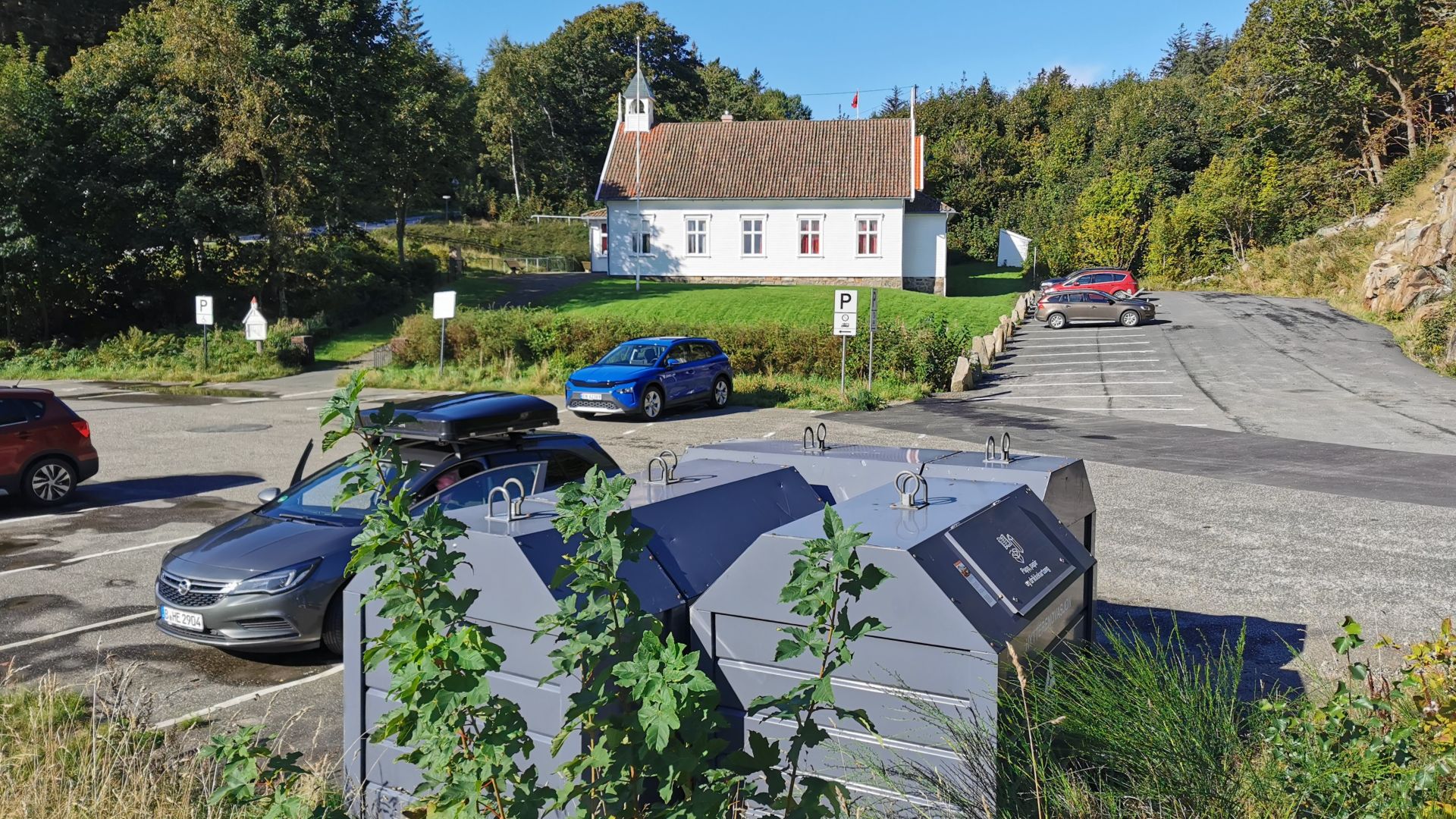 Kapelle auf der Insel Skjernøya bei Mandal; im Vordergrund öffentlich nutzbare Müllbehälter.