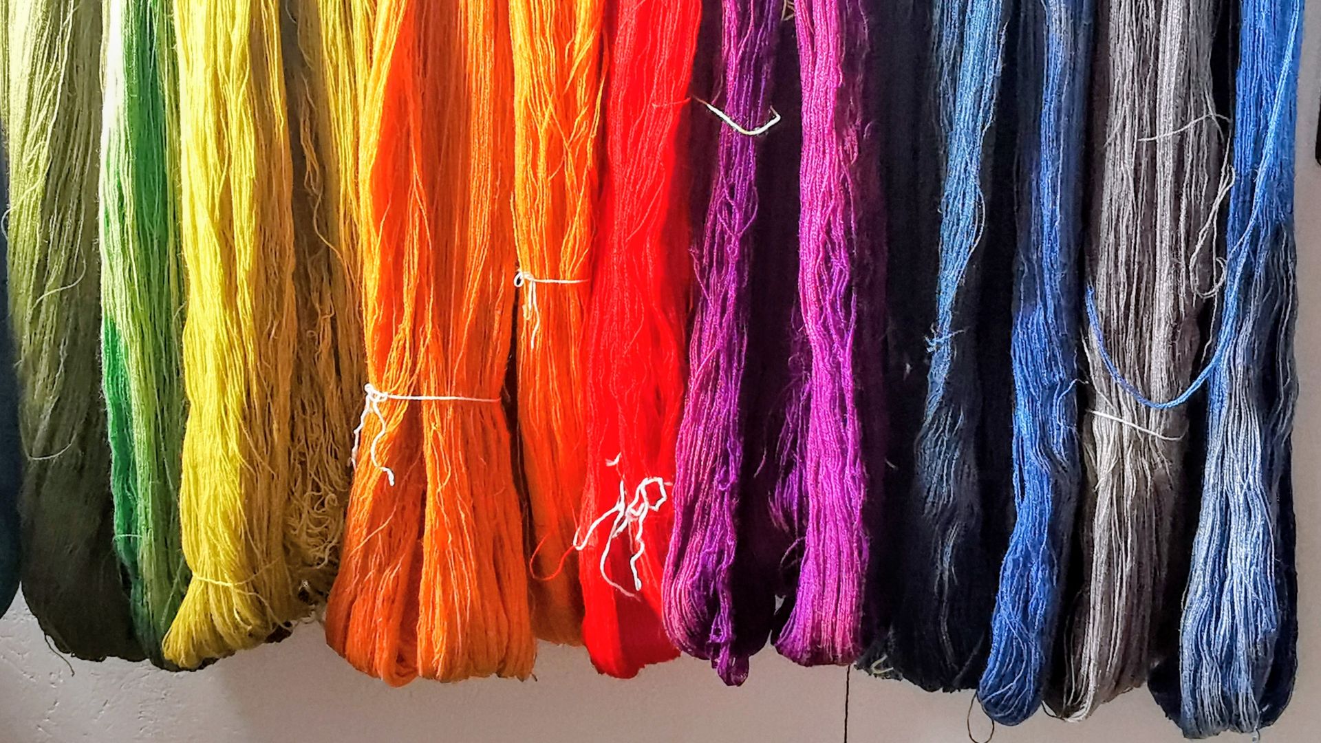 In leuchtenden Farben eingefärbte Wolle in der Sjolingstad Uldvarefabrik bei Mandal, traditioneller Herstellungsprozess anschaulich dargestellt