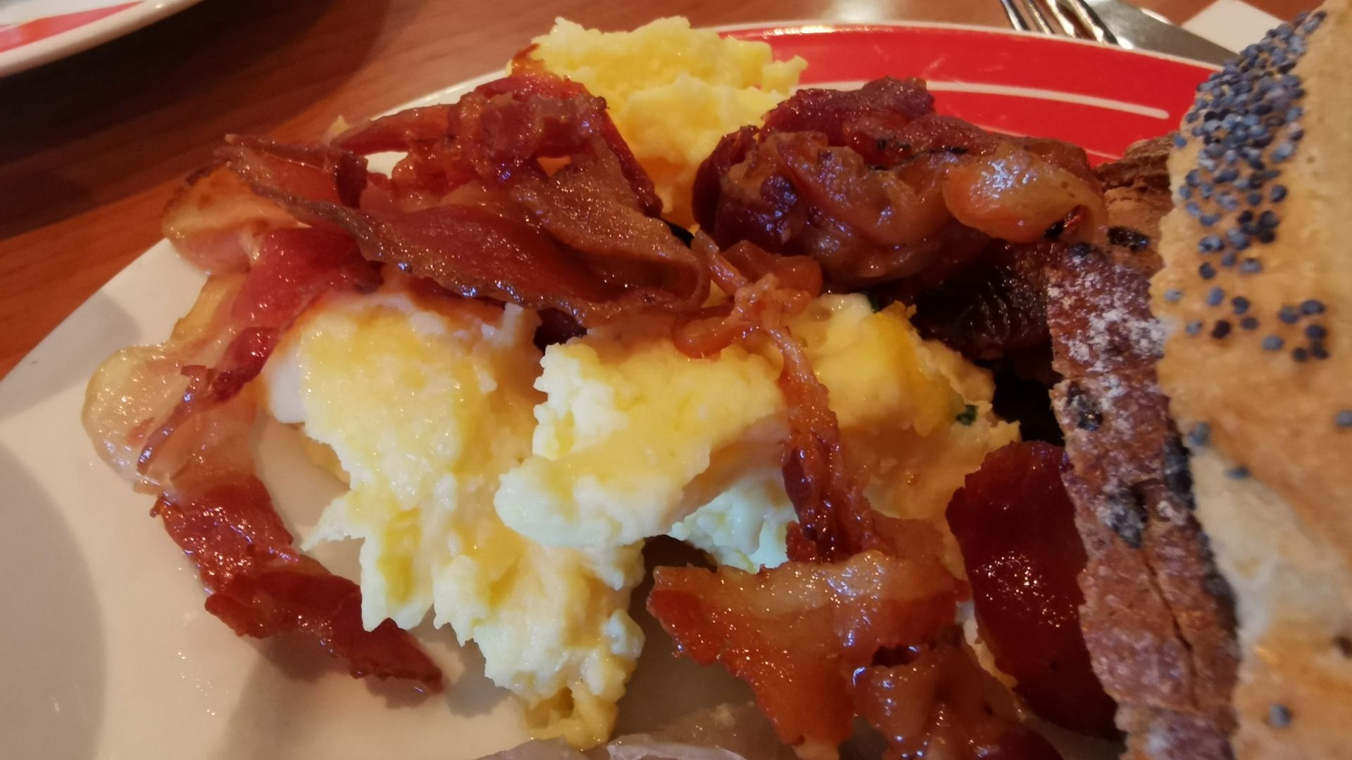 Rührei mit Bacon am Frühstücksbuffet auf der Colorline-Fähre von Kristiansand nach Hirtshals, Symbol für den norwegischen Spruch „Alt blir bedre med bacon“