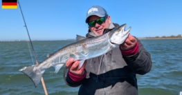 Guide Chrischi vom Team Bodden Angeln präsentiert eine 60er MeFo, gefangen unter schwierigen Bedingungen beim Guiding auf Meerforelle vor Rügen