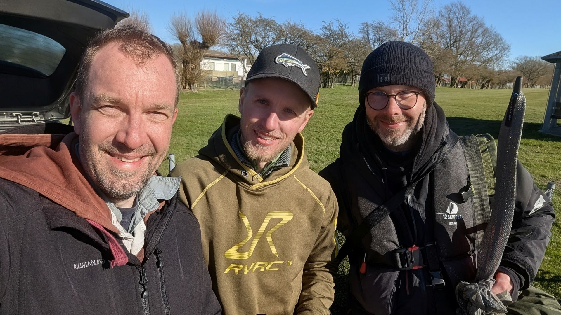 Drei zufriedene Angler nach einem Guiding auf Meerforelle vor Rügen am Hafen von Schaprode