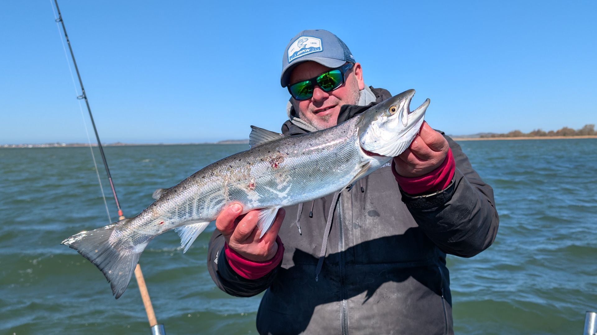 Guide Chrischi vom Team Bodden Angeln präsentiert eine 60er MeFo, gefangen unter schwierigen Bedingungen beim Guiding auf Meerforelle vor Rügen