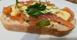 Ciabatta-Brot mit Graved Meerforelle, Honig-Senf-Soße und Kräutern garniert