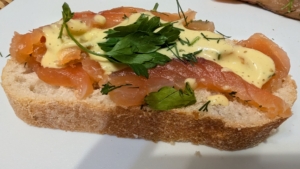 Ciabatta-Brot mit Graved Meerforelle, Honig-Senf-Soße und Kräutern garniert